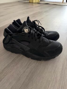 Nike Men's Black Low-Top Athletic Sneakers